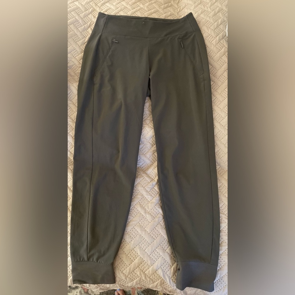 Athleta Size 2P Jogger or leisure  Poly/ Span  Ankle Gray Zipper Front Pockets
